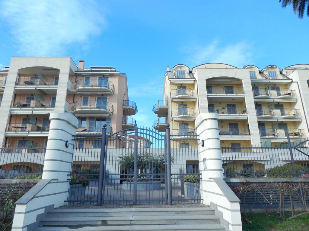 Residence La Perla Finale Ligure Esterno foto
